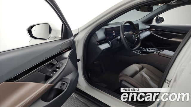 2023 BMW 5-Series 520i