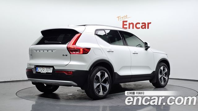 2025 Volvo XC40